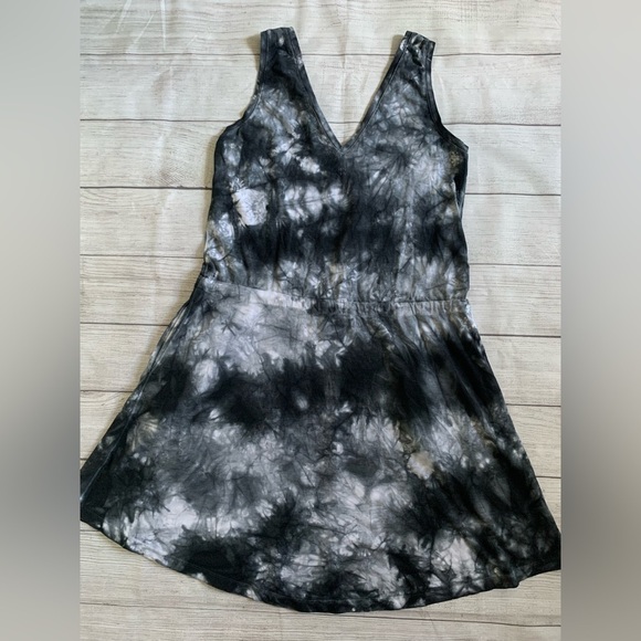 Sweaty Betty Take It Easy Drop Waist Dress in Gray/White Tie-Dye Print, Size XS - Picture 3 of 11